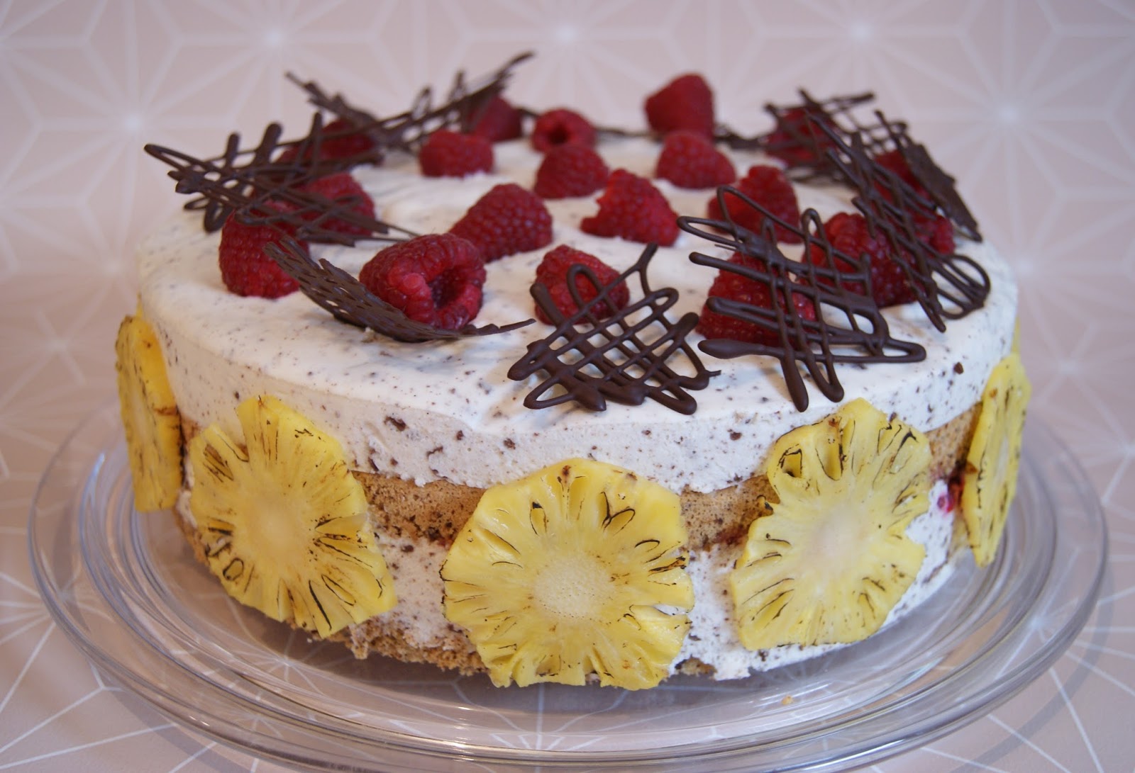 biscuit and buttercream: Himbeer-Stracciatella-Ananas-Torte