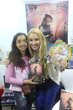 ALICE VITÓRIA, COM CAROLINA MUNHÓZ.