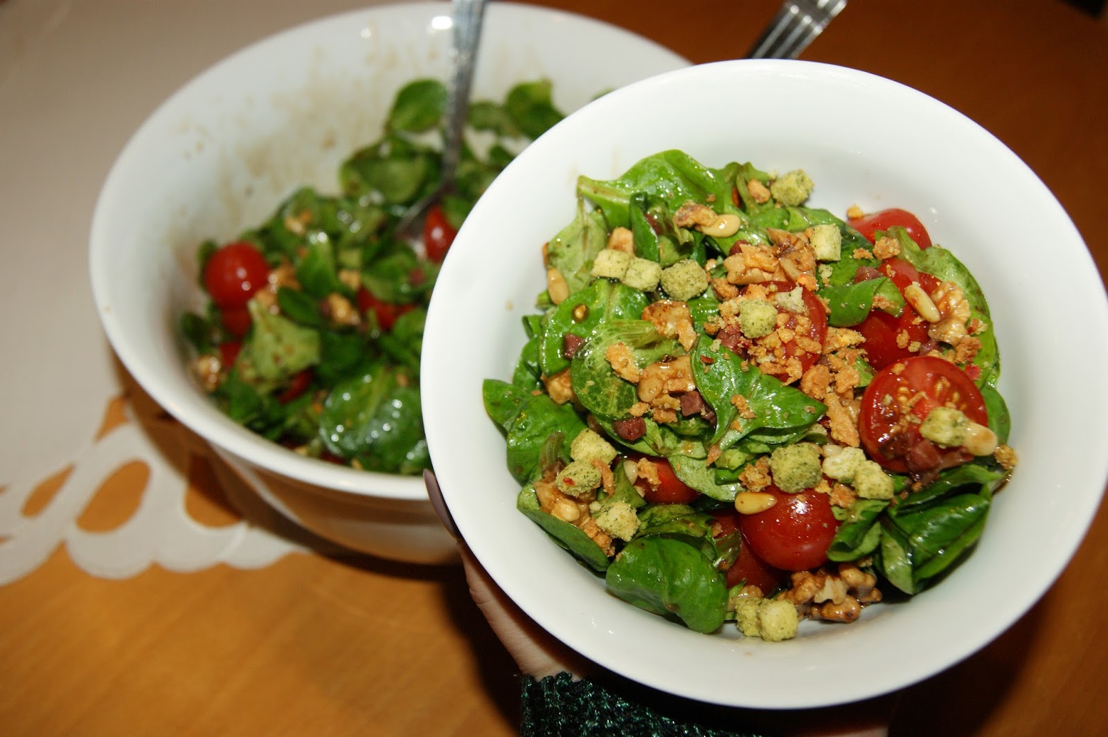 Feldsalat mit Nüssen und Croûtons - monis_paradise ♥