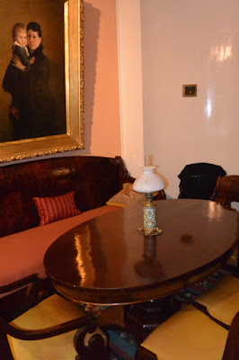 La maison de Tolstoï à Moscou: la chambre à coucher des époux Moscou La maison de Tolstoï la chambre à coucher des époux au mur le portairt de Sophie et de sa plus jeune fille