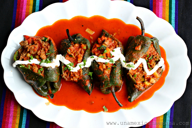 Chiles rellenos de picadillo vegetariano para la Cuaresma. Receta Mexicana by www.unamexicanaenusa.com Chiles rellenos de picadillo vegetariano para la Cuaresma, servidos en platón. Receta Mexicana by www.unamexicanaenusa.com
