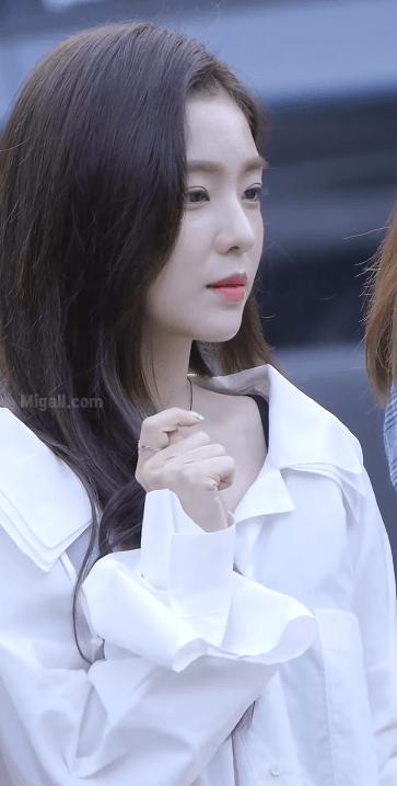 어깨 살짝 드러낸 아이린 쇄골라인