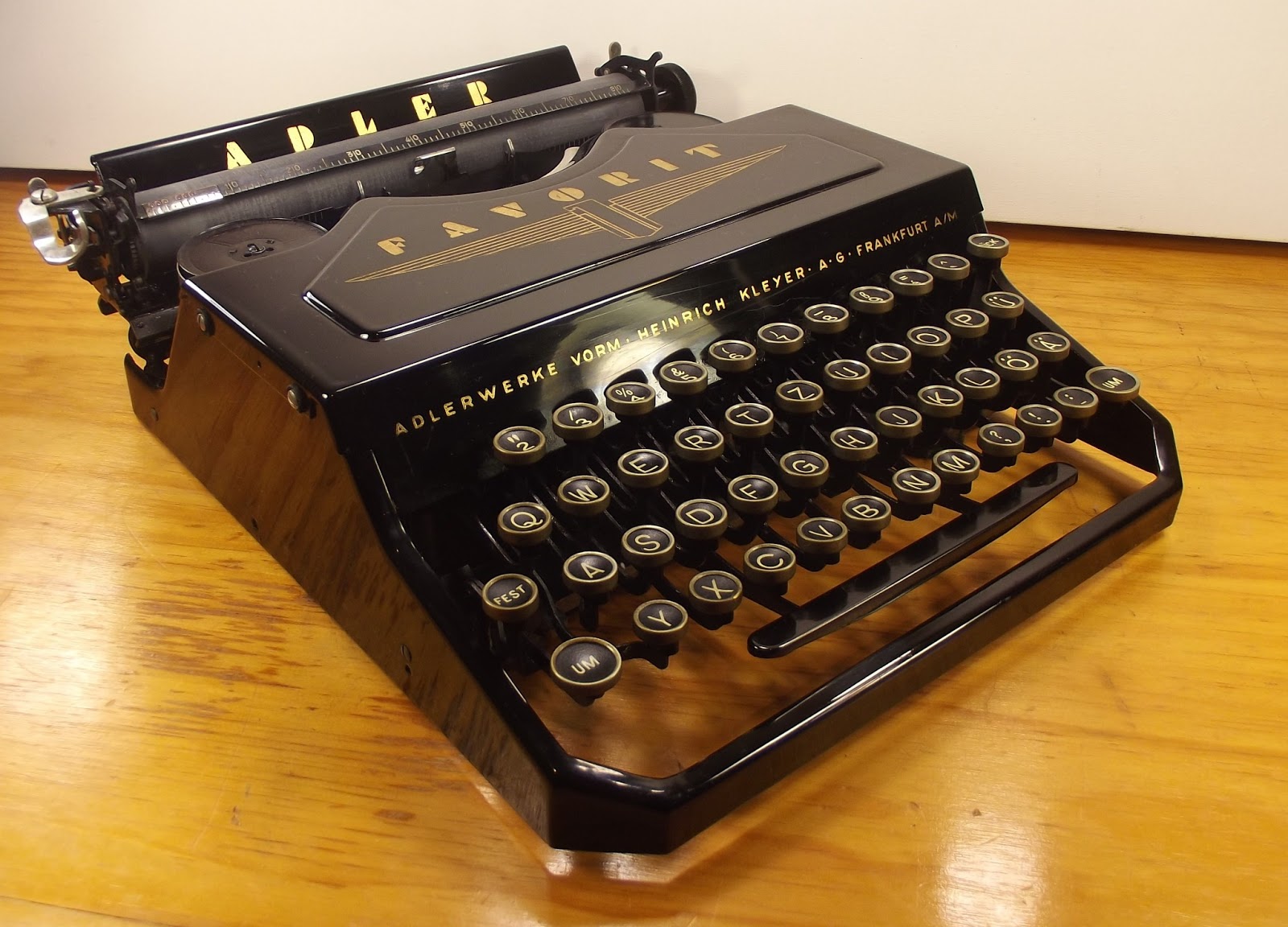 oz.Typewriter Adler Favorit ThrustAction Portable Typewriters