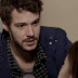 Giovanni se assusta ao perceber que a Camila 'má' voltou