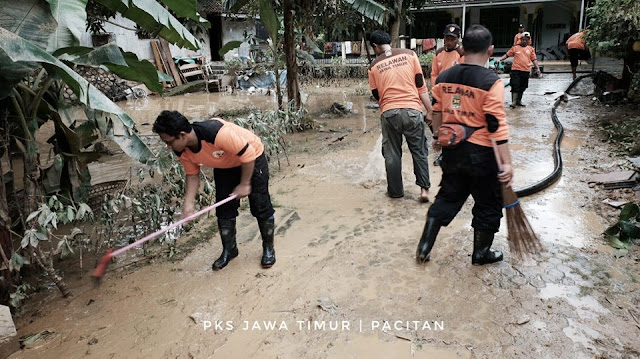 Relawan PKS bersihkan Masjid di Desa Sirnuboyo Pacitan
