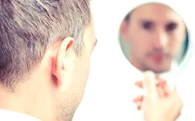 homem olhando no espelho