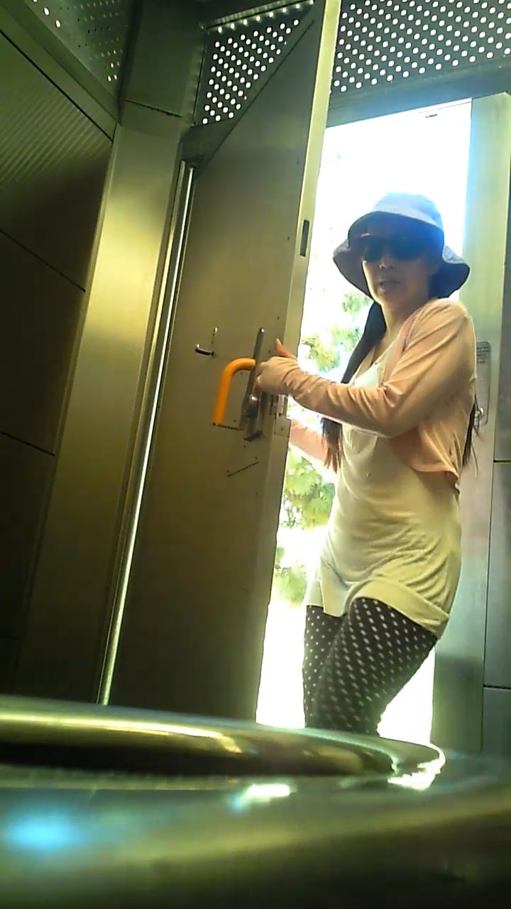 Cream cuckold pie slut wife Peeing salon shitting