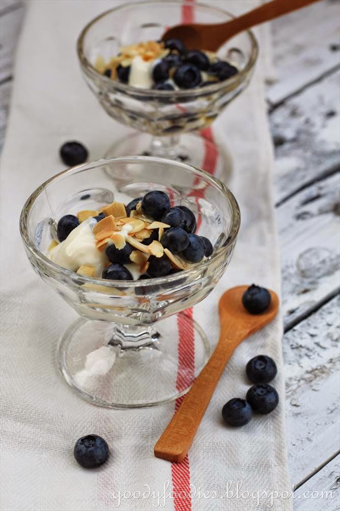 GoodyFoodies Recipe Blueberries with honey, almonds and yogurt