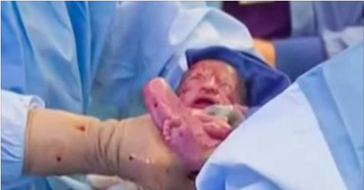 Cette femme tombe enceinte de manière naturelle, mais ce qu’elle met au monde est complètement inédit!