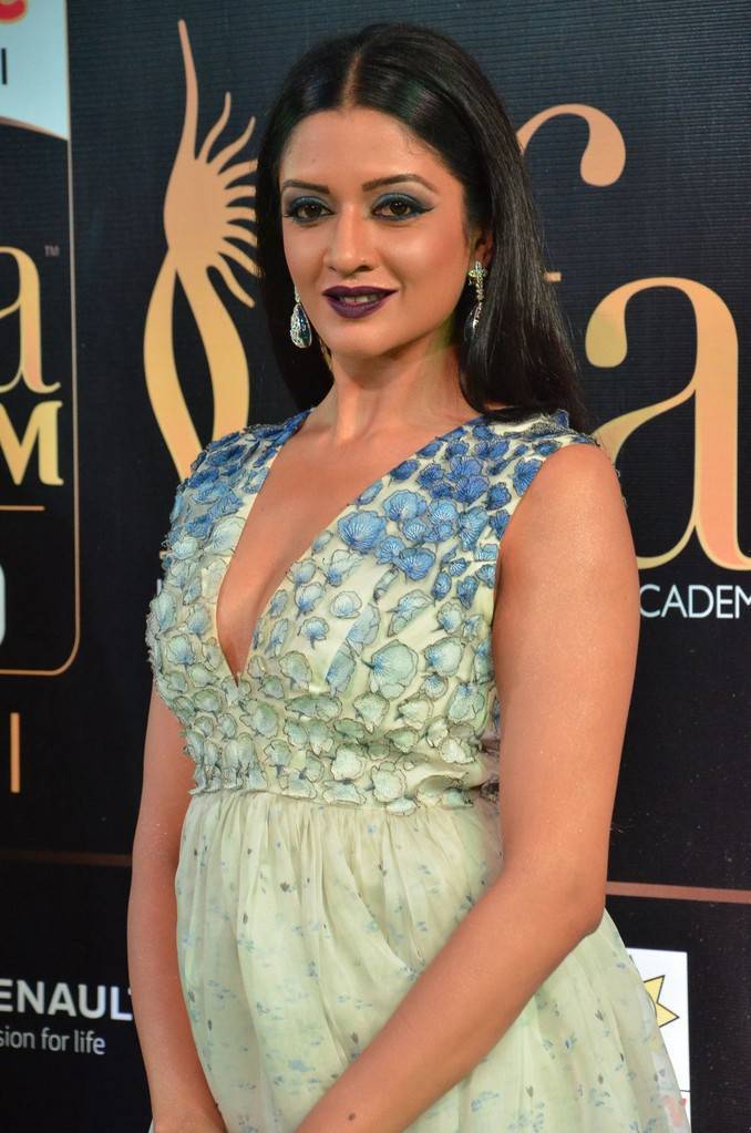 Telugu Actress Vimala Raman At IIFA Awards 2017 In White Dress
