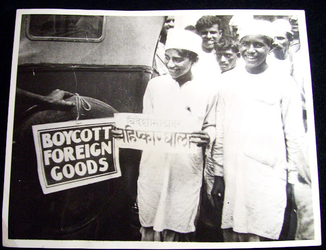 Indian+Young+Nationalist+Affixing+a+Boycott+Sign,+to+a+Foreign+Cart+in+the+Streets+of+Bombay+(Mumbai)+-+1930
