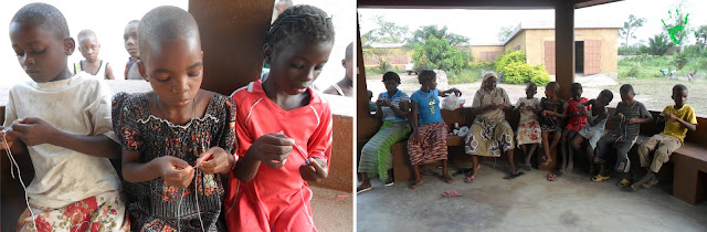 I bambini della Missione in Africa preparano i rosari per un battesimo