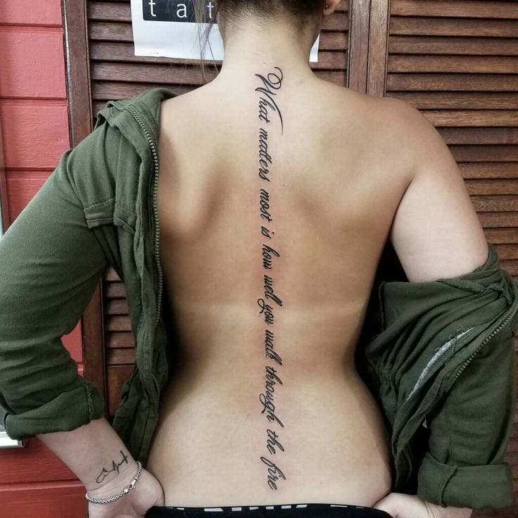 Tattoo wirbelsäule schriftzug