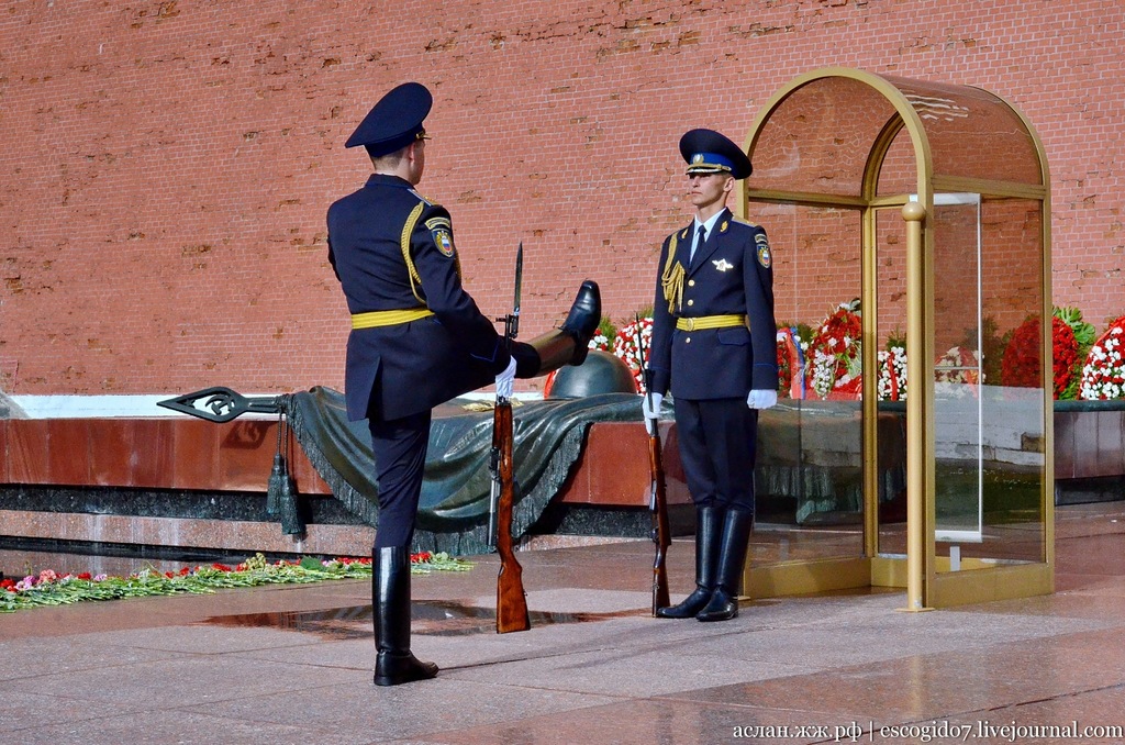 караул учреждения. кремлевский почетный караул 1972. почётный караул у вечного огня в москве. караул учреждения. смена караула.