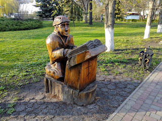 Миргород. Парк. Аллея и деревянные скульптуры