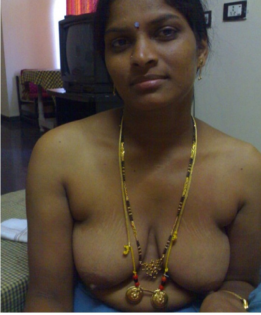Indian Hot Aunty Removing Saree