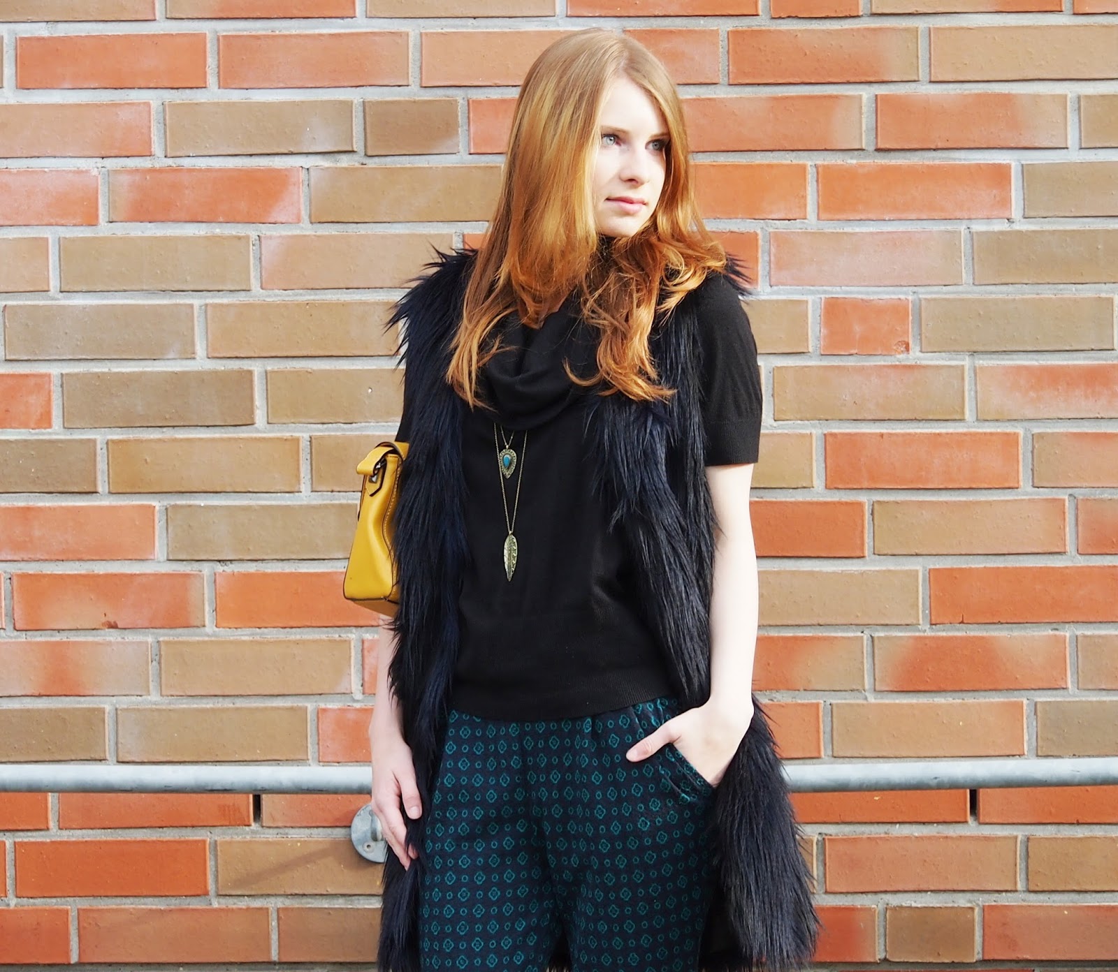 Outfit Fake Fellweste Gemusterte Stoffhose Und Rollkragenpullover The Fashionable Blog