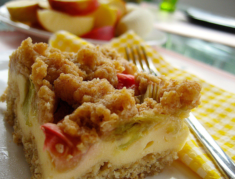 Rhabarberkuchen mit Quarkcreme und Streuseln