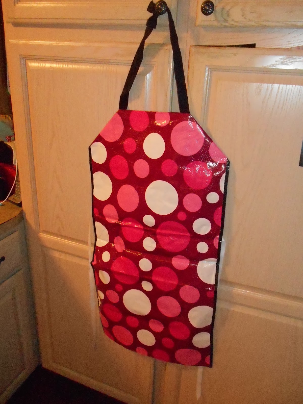 Beach Broughs DIY Vinyl Apron from a Tote Bag