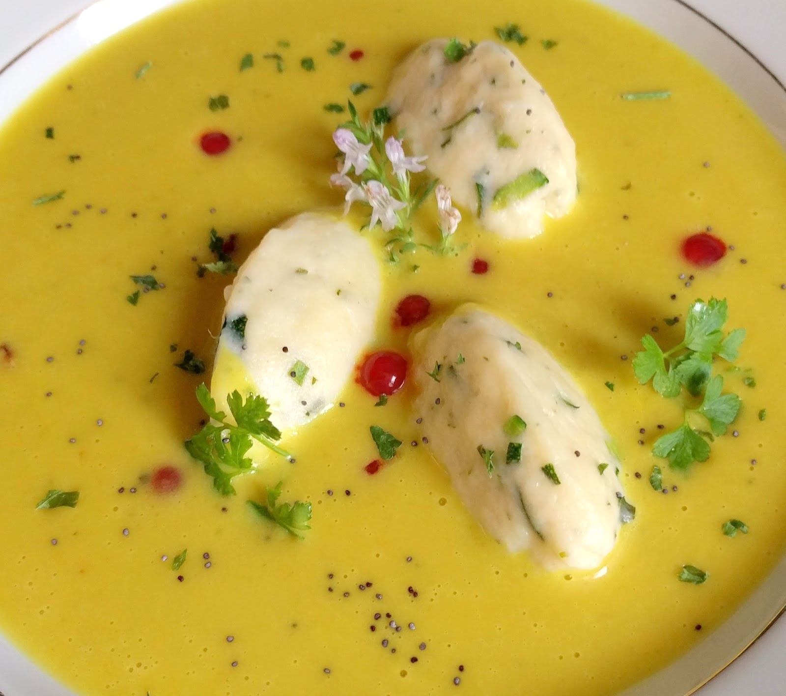 - Zucchini Suppe mit Topfen Nocken