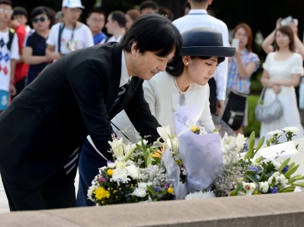 Prince Akishino and Princess Mako at cenotaph at the Hiroshima Peace Memorial Park, Princess Mako of Akishino, Princess Kako of Akishino, Prince Hisahito of Akishino