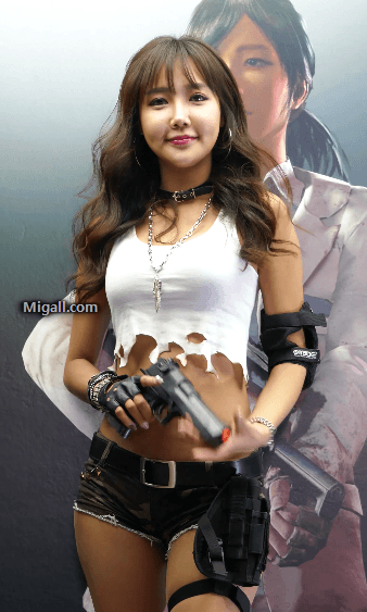 포즈 취하는 레이싱 모델 조인영 몸매