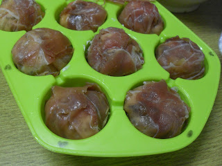Bombones de jamón en el molde.