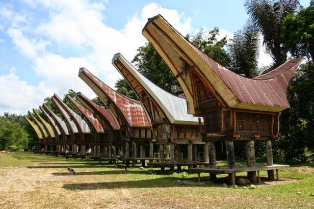 Rumah Adat Provinsi Sulawesi Barat ( Rumah Tongkonan )