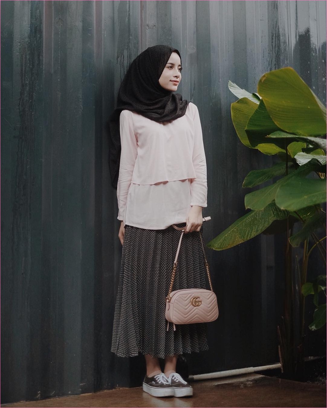 Outfit Rok Untuk Hijabers Ala Selebgram 2018 kets sneakers coklat tua putih hijab pashmina diamond hitam top blouse krem slingbags pink muda gucci broomstick skirt polkadot abu tua ootd trendy Outfit Rok Untuk Hijabers Ala Selebgram 2018 kets sneakers coklat tua putih hijab pashmina diamond hitam top blouse krem slingbags pink muda gucci broomstick skirt polkadot abu tua ootd trendy