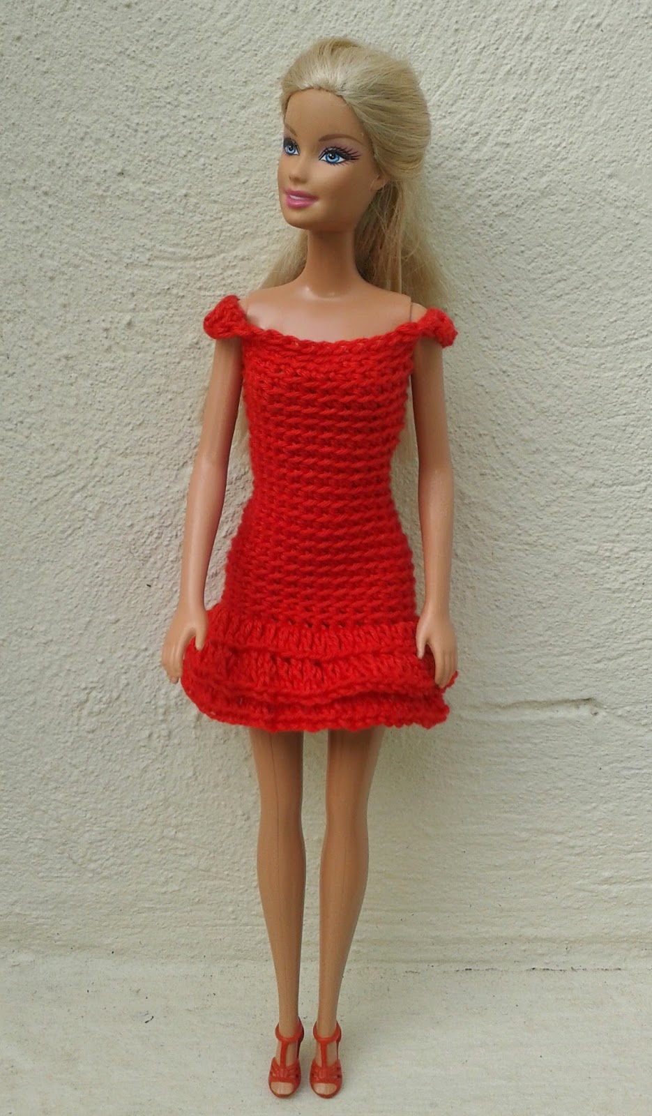 Linmary strickt Barbie in roten Häkelkleidern