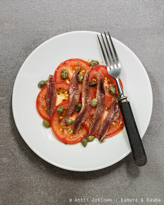 Sardelli, kapris ja tomaattisalaatti Tomato, Anchovy and Caper Salad