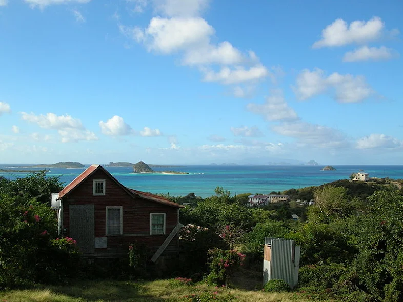 Pemandangan Carriacou, dengan pulau-pulau Grenadine lainnya terlihat di kejauhan