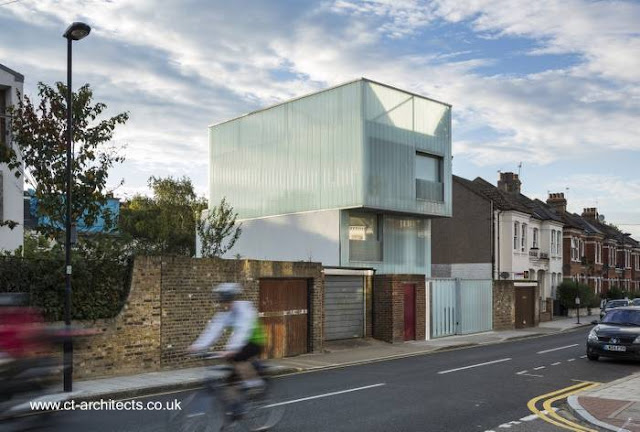 Tres cajas ortogonales desplazadas entre si - Arquitectura www.ct-architects.co.uk Casa residencial contemporánea entre medianeras en Reino Unido