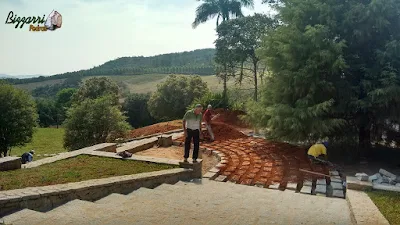 Dia 15 de setembro de 2016, Bizzarri na sede da Fazenda em Atibaia-SP, acompanhando a obra da construção da escada de pedra folheta com o piso de pedra com junta de grama e com as muretas de pedras e execução do paisagismo.