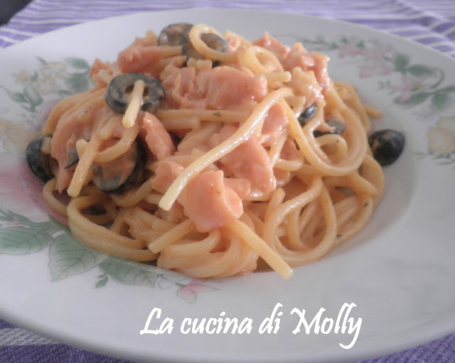 spaghetti di mais alle olive e salmone
