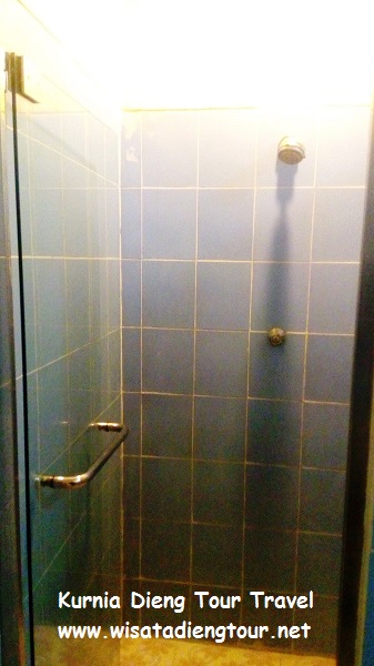gambar kamar mandi WC duduk VIP room di hotel dqiano dieng
