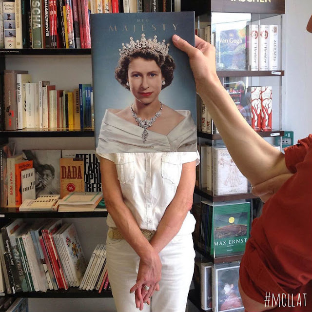 los empelados de librería juegan ingeniosamente con la foto de portada de  los libros y sus rostros
