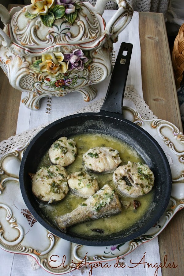 Merluza, salsa de almendra, queso parmesano