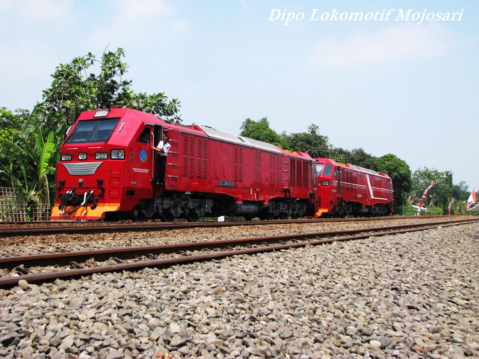 Kereta Api Indonesia: Lokomotif CC300 di Stasiun Jombang (Foto Lengkap)