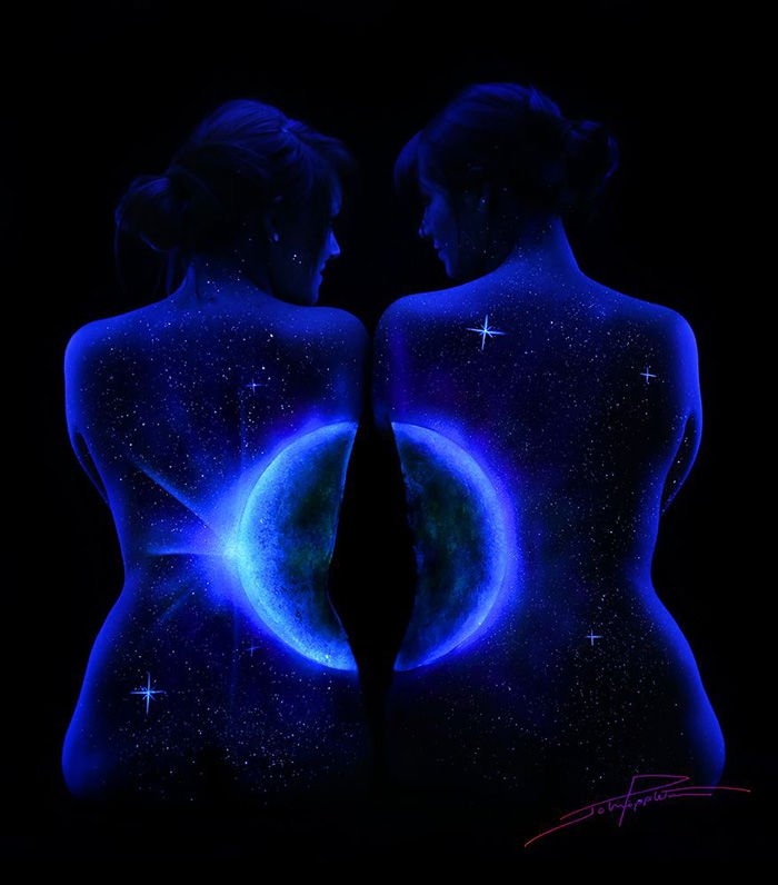 05-John-Poppleton-Body-Painting-turns-into-Body-Scapes-in-the-Dark-www-designstack-co