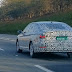 Nova versão do Volkswagen Jetta é flagrada camuflada no interior de SP