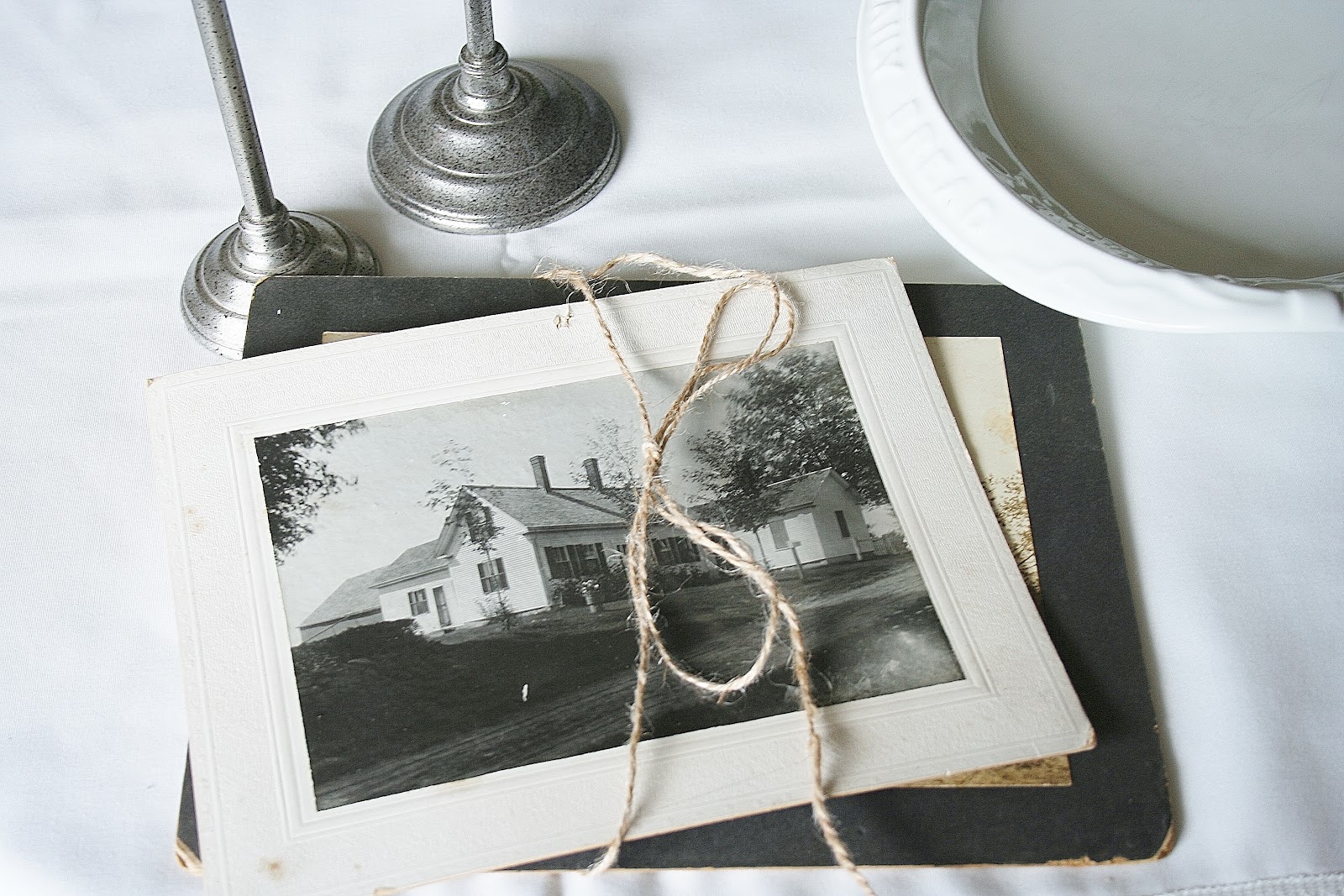 The Farmhouse Porch Got old antique frames laying around? Simple Chic