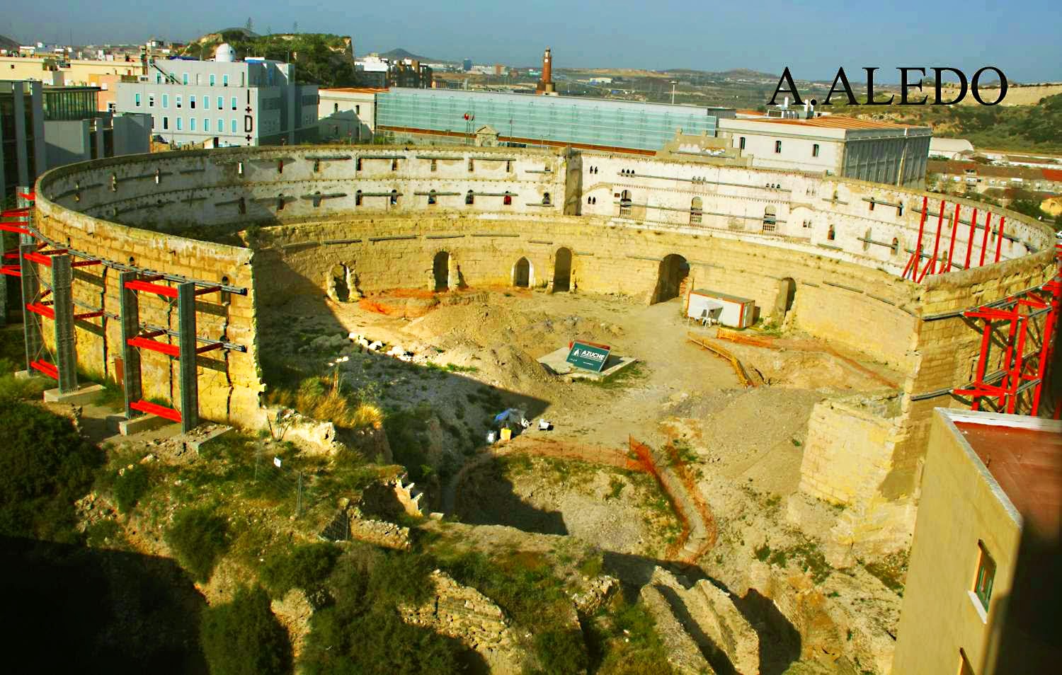 LA PLAZA DE TOROS ORTEGA CANO Y ANTIGUO ANFITEATRO ROMANO DE CARTAGENA.