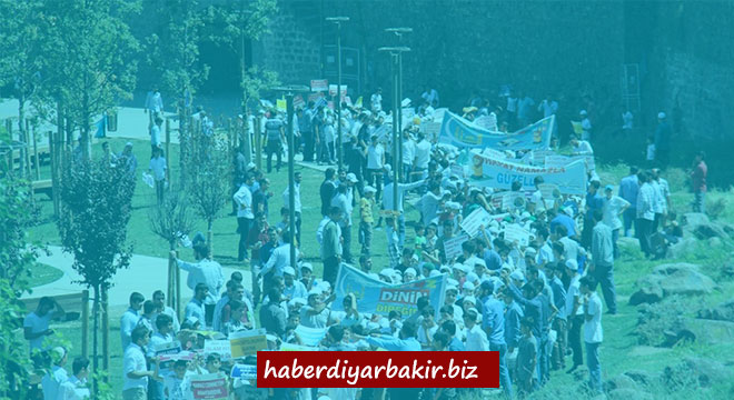 Zarokên Diyarbekirî ji bo nimêjê meşiyan Zarokên Diyarbekirî ji bo nimêjê meşiyan