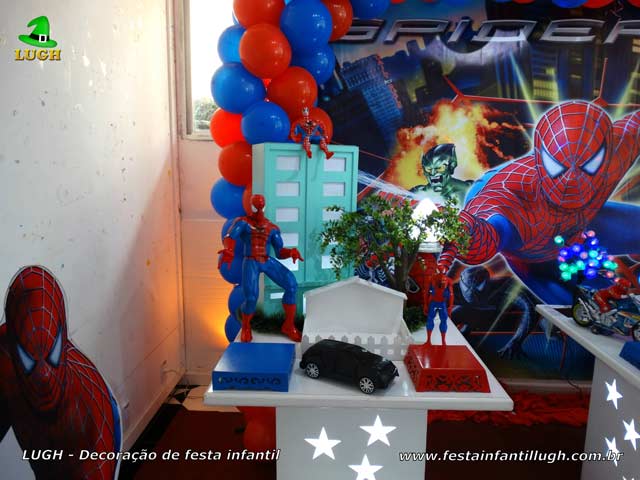 Mesa temática do Homem Aranha para festa de aniversário infantil masculino