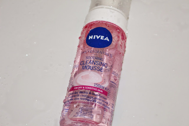 nivea soothing cleansing mousse for sensitive skin