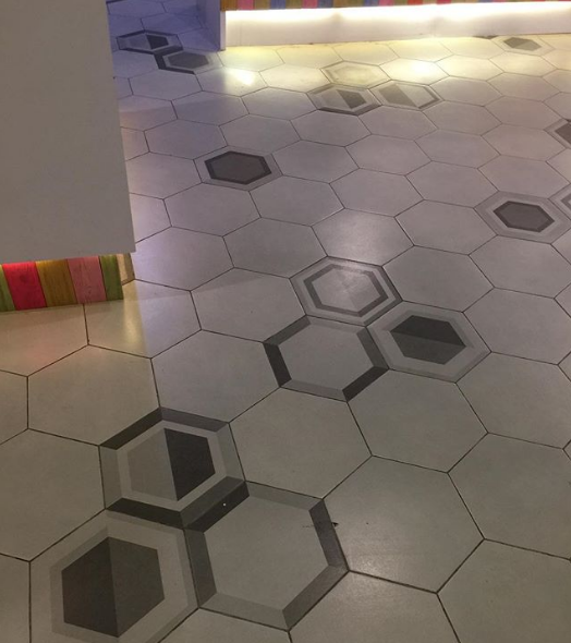 Contoh Pemasangan Keramik Roman Hexagonal