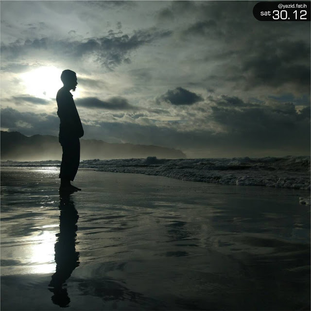 17.12.30 - Refleksi Refleksi Siluet Luthfie Maula Alfianto di Pantai