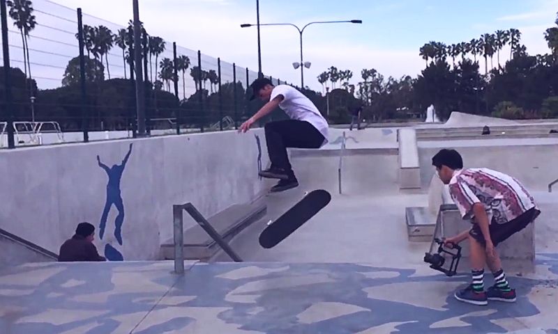 Fantastischer Skateboard Trick - Hardflip late Bigspin Flip