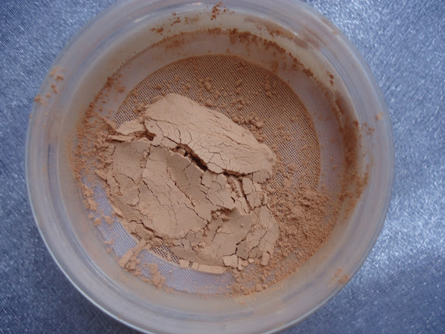 The Body Shop Extra Virgin Minerals™ Loose Powder Foundation Review, Swatches